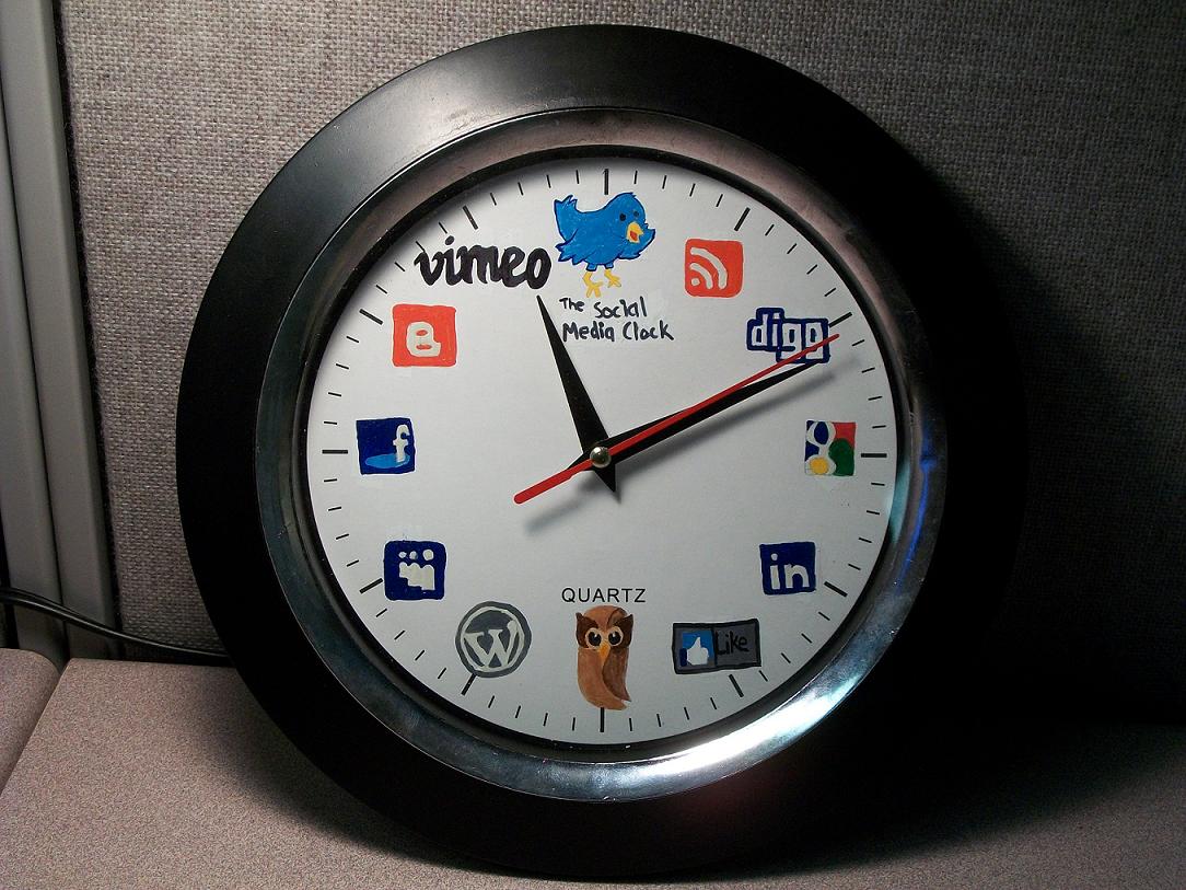 Social-Media-Clock